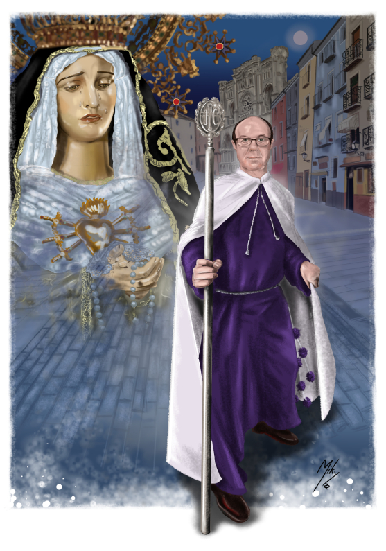 Retrato de un nazareno vestido con los colores de la hermandad, de Semana Santa de Cuenca, Soledad del Puente. Al fondo la plaza mayor con la Catedral de Cuenca